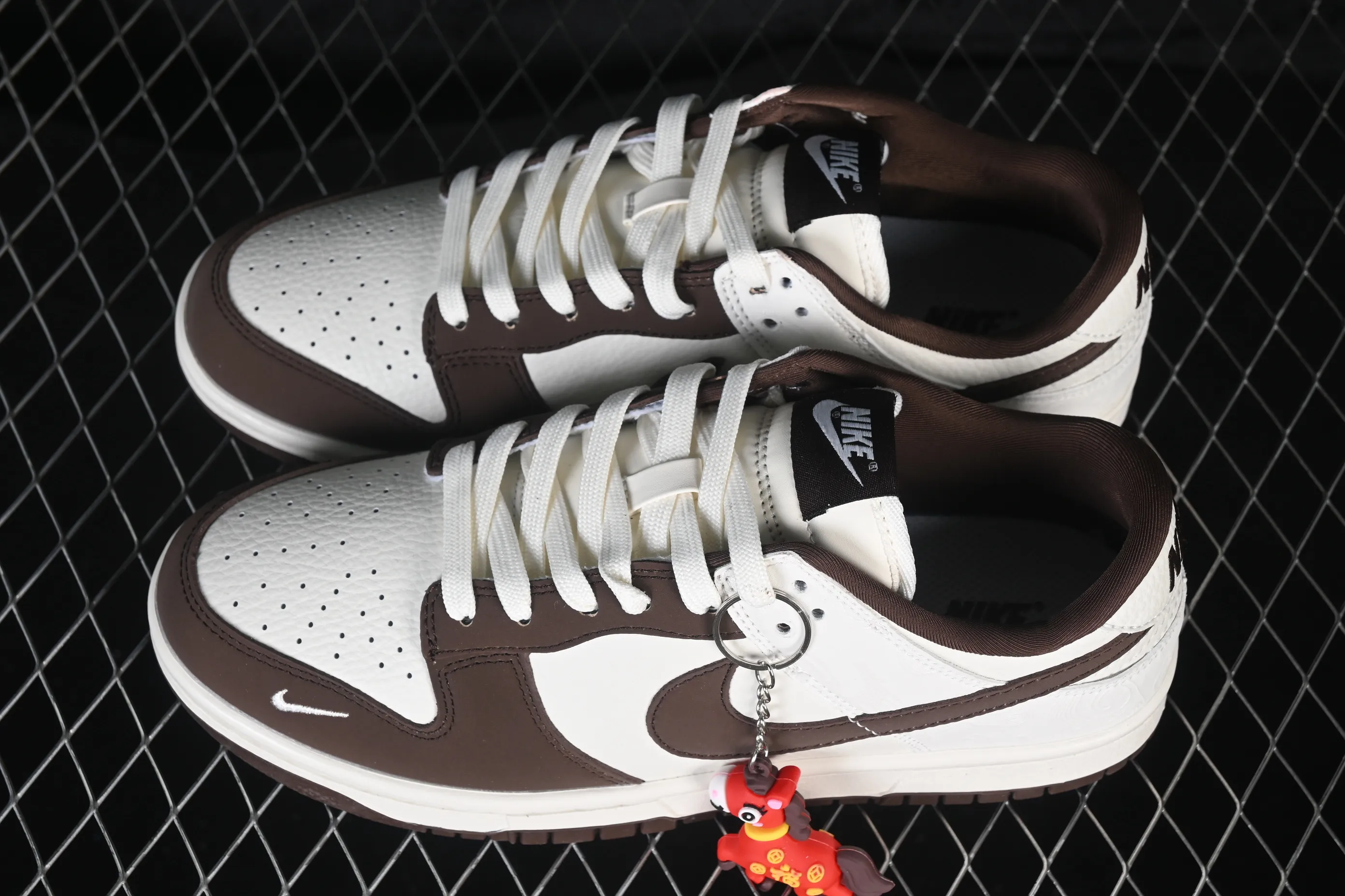 All Categories Nk SB Dunk Series Nk SB Dunk Low High-end Customized Low-top Shoes Nike SB Dunk Low Year of the Horse Limited Brown and White Embossed High-end Customized Low-top Casual Skateboard Shoes IQ1118-220